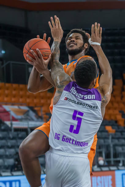 在捧起奖杯 在捧起奖杯